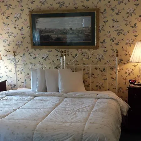 The Country Inn Of Berkeley Springs Room photo