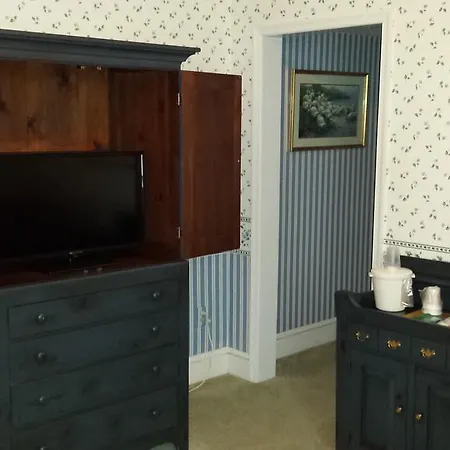The Country Inn Of Berkeley Springs Room photo