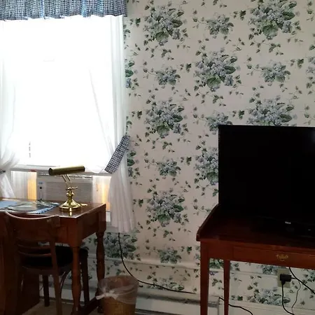 The Country Inn Of Berkeley Springs Room photo