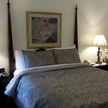 The Country Inn Of Berkeley Springs Room photo