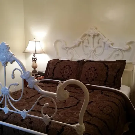 The Country Inn Of Berkeley Springs Room photo