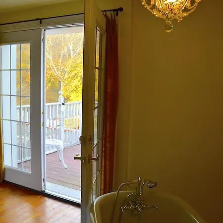 The Country Inn Of Berkeley Springs Room photo